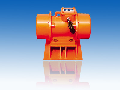 倉壁振動(dòng)器的結(jié)構(gòu)是由振動(dòng)電機(jī)、底座兩部分組成